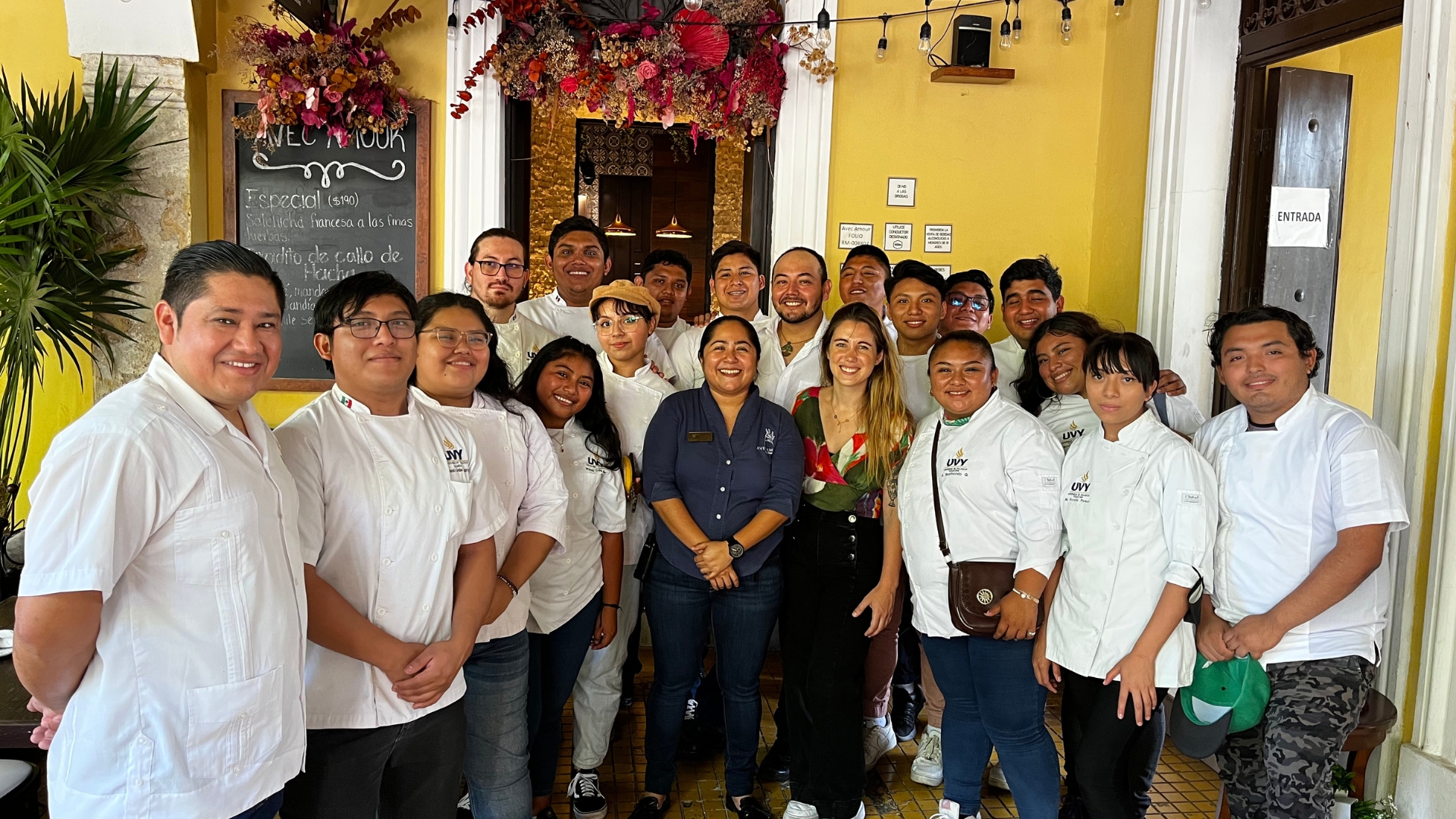 Post - Avec Amour- Alumnos de la Universidad Valladolid Yucatán de visita en Avec Amour